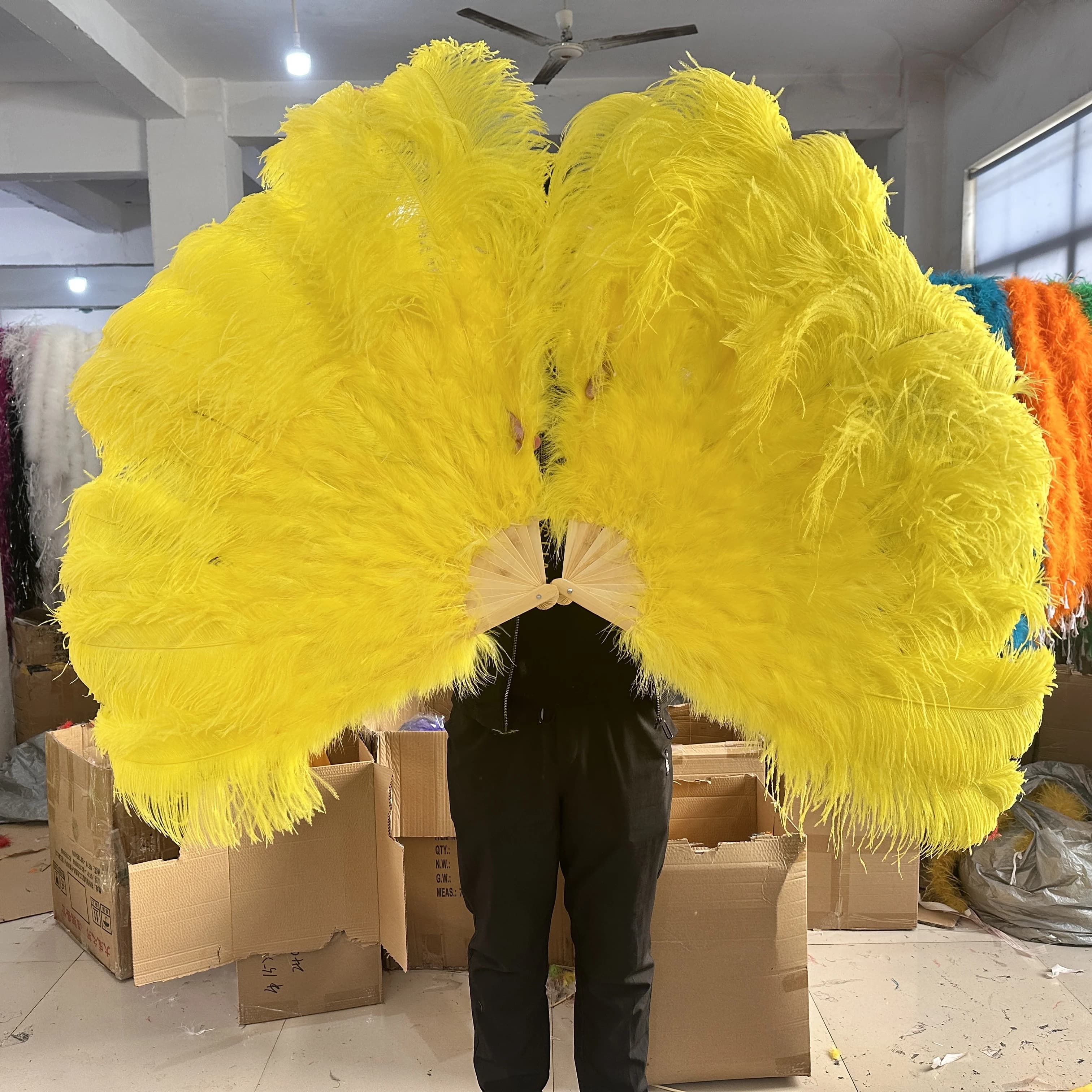 Grands éventails jaunes en plumes d'autruche, éventail pliable à main pour danse, différents Styles, accessoires de fête, spectacle sur scène