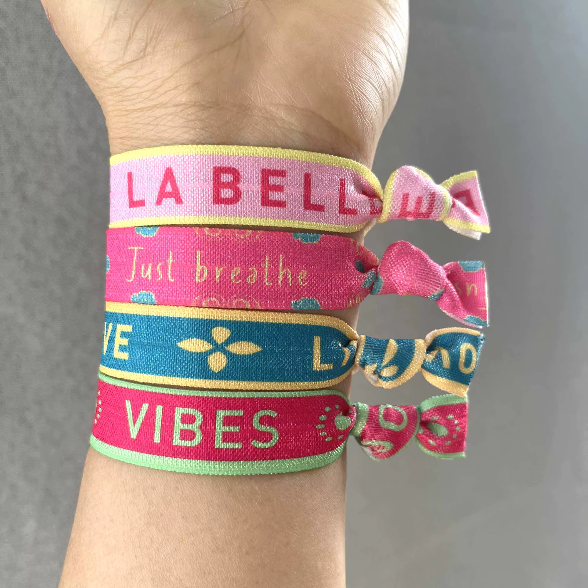 100 pièces bonheur amour étiquette noué cheveux cravate Bracelet bonnes vibrations Carpe Diem amour