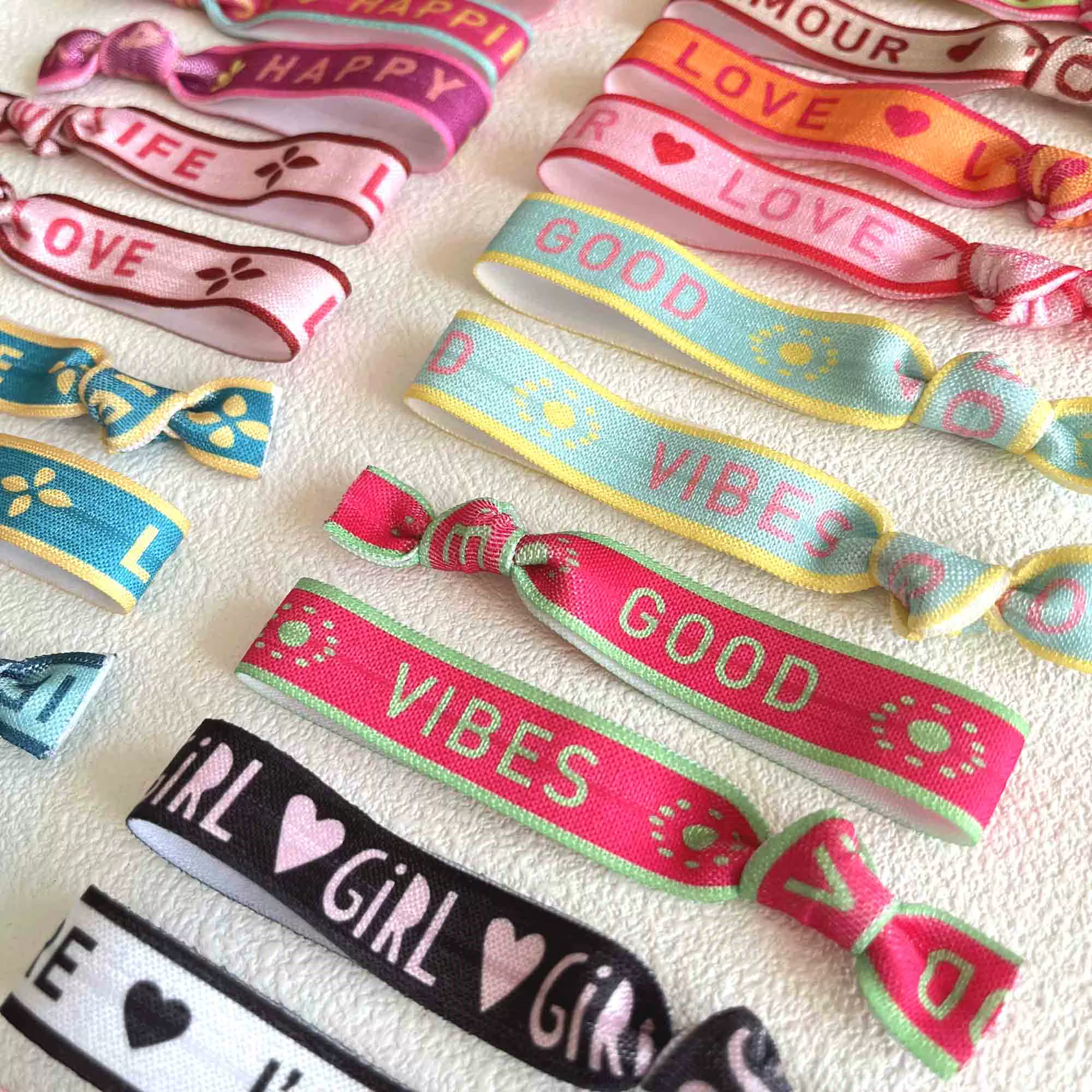 100 pièces bonheur amour étiquette noué cheveux cravate Bracelet bonnes vibrations Carpe Diem amour