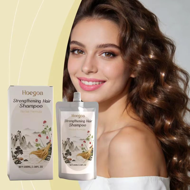 Shampooing aux herbes aux ingrédients doux hydrate et adoucit les cheveux, offrant des soins quotidi