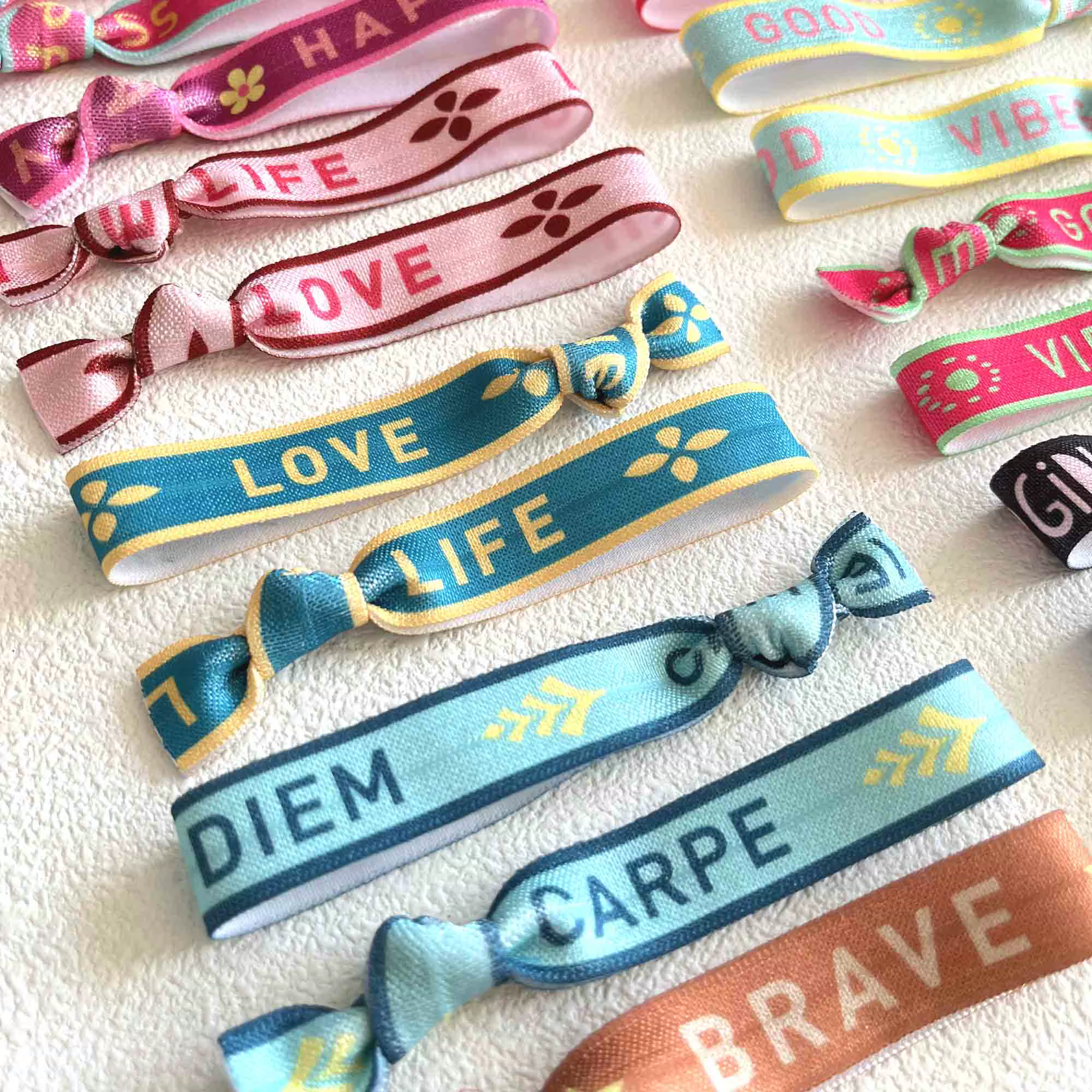 100 pièces bonheur amour étiquette noué cheveux cravate Bracelet bonnes vibrations Carpe Diem amour