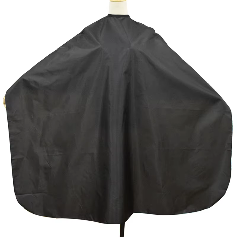 Cape de coiffure noire antistatique à col boutonné pour salon