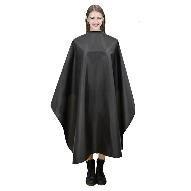 Cape de coiffure noire antistatique à col boutonné pour salon