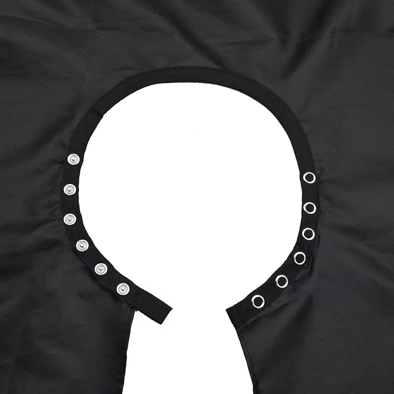 Cape de coiffure noire antistatique à col boutonné pour salon