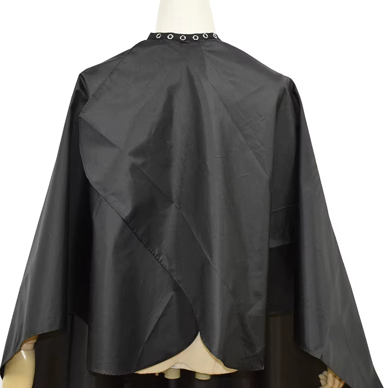 Cape de coiffure noire antistatique à col boutonné pour salon