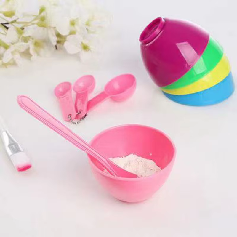 Bol de mélange pour masque facial DIY avec six pinceaux de maquillage, outils de beauté complets pour les passionnés de maquillage créatif