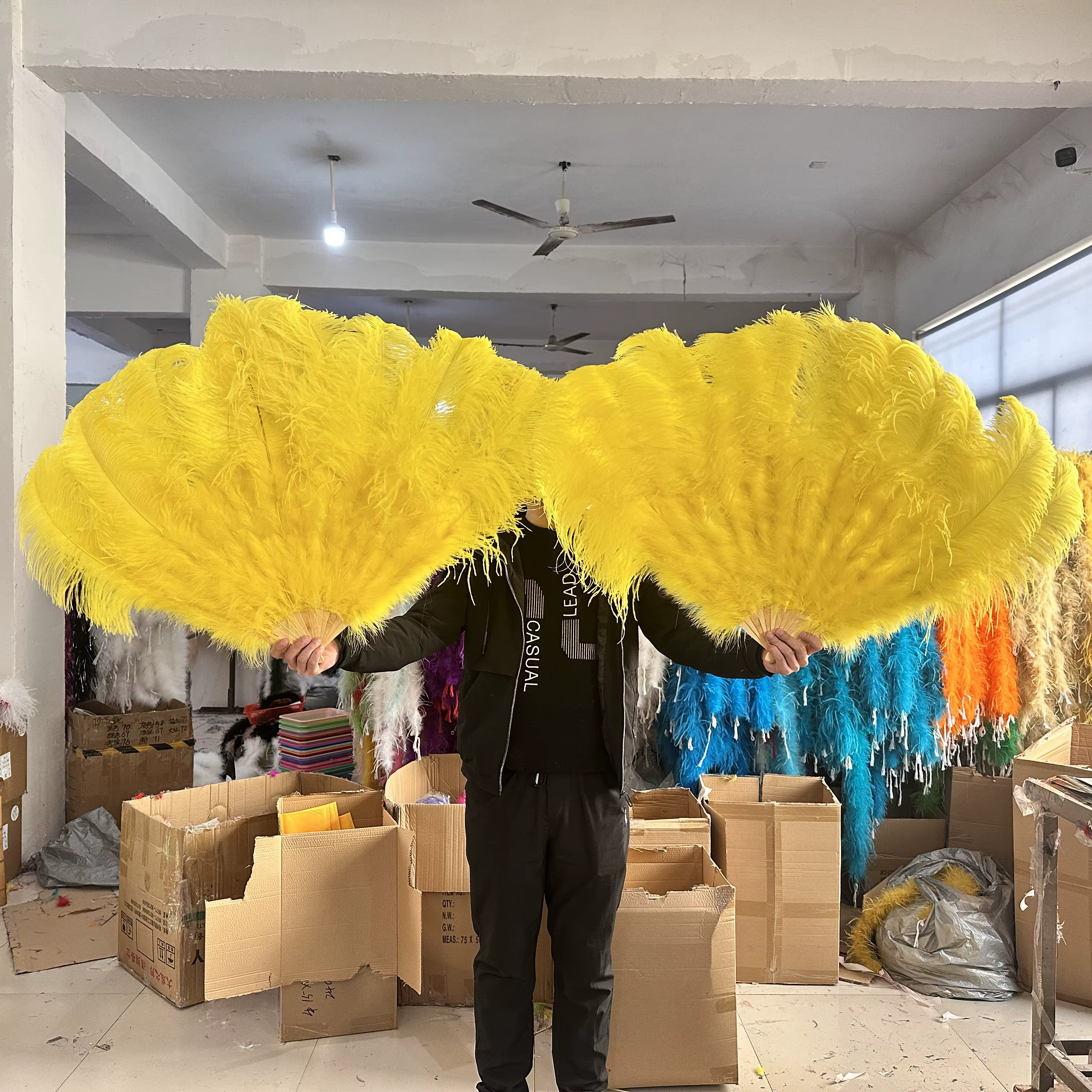 Grands éventails jaunes en plumes d'autruche, éventail pliable à main pour danse, différents Styles, accessoires de fête, spectacle sur scène