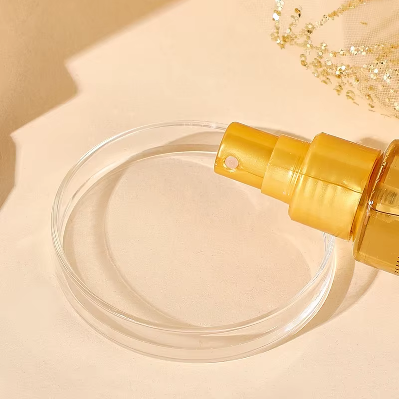 Le spray d'huile essentielle de soin capillaire nourrissant en profondeur peut augmenter la brillance et améliorer la