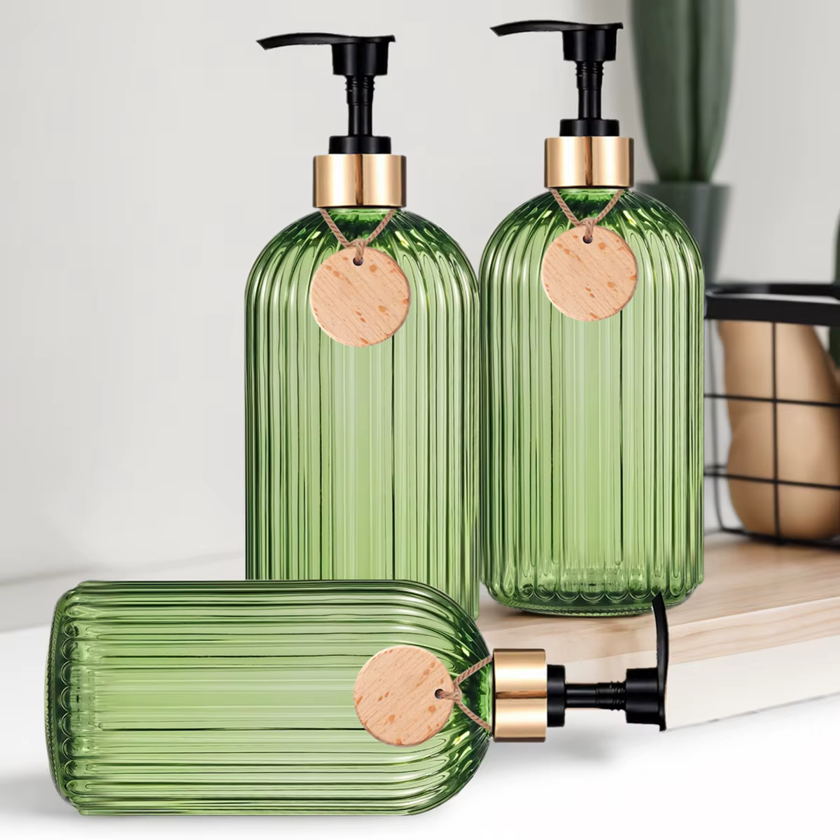 Bouteilles de savon de douche de salle de bain vertes avec étiquette vide