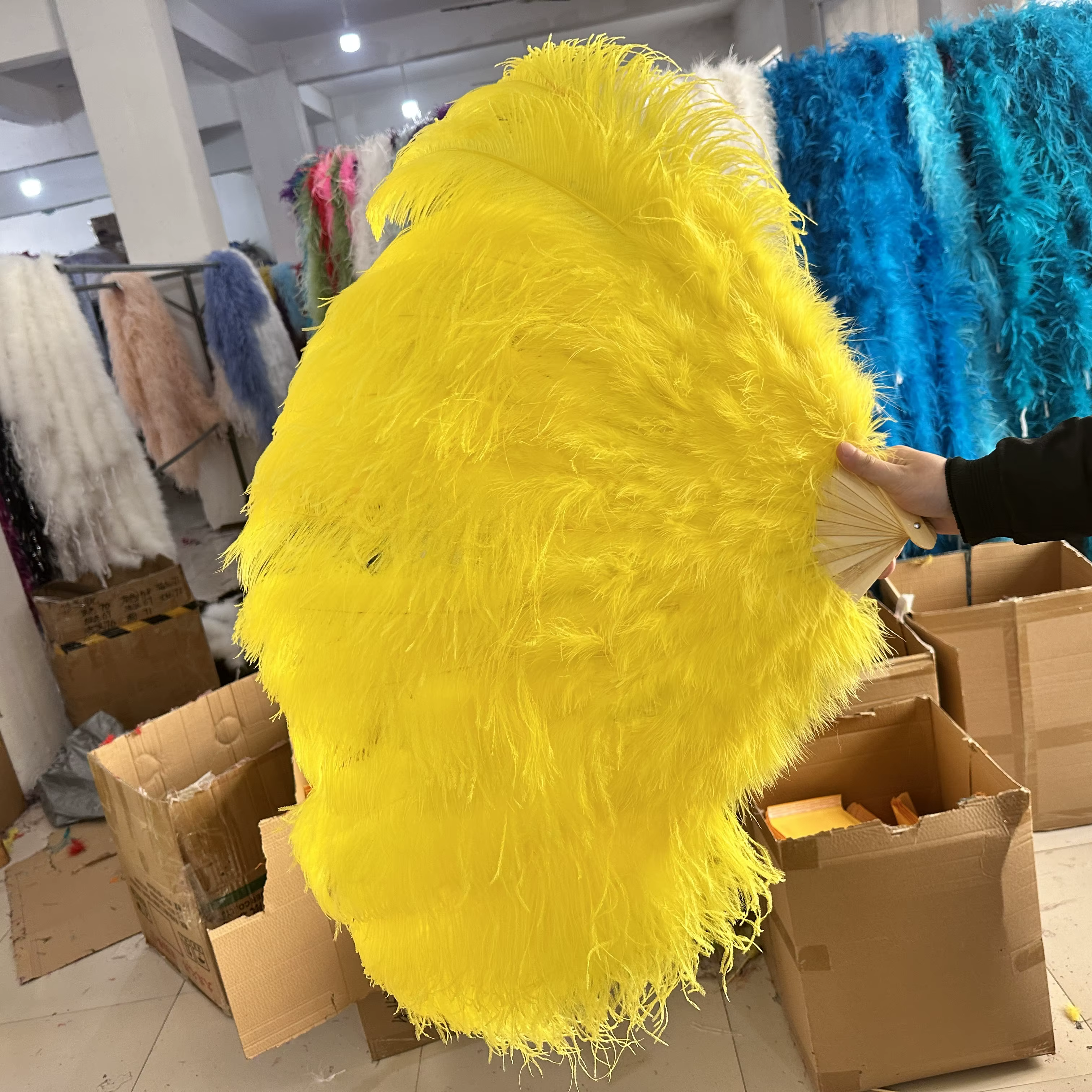 Grands éventails jaunes en plumes d'autruche, éventail pliable à main pour danse, différents Styles, accessoires de fête, spectacle sur scène