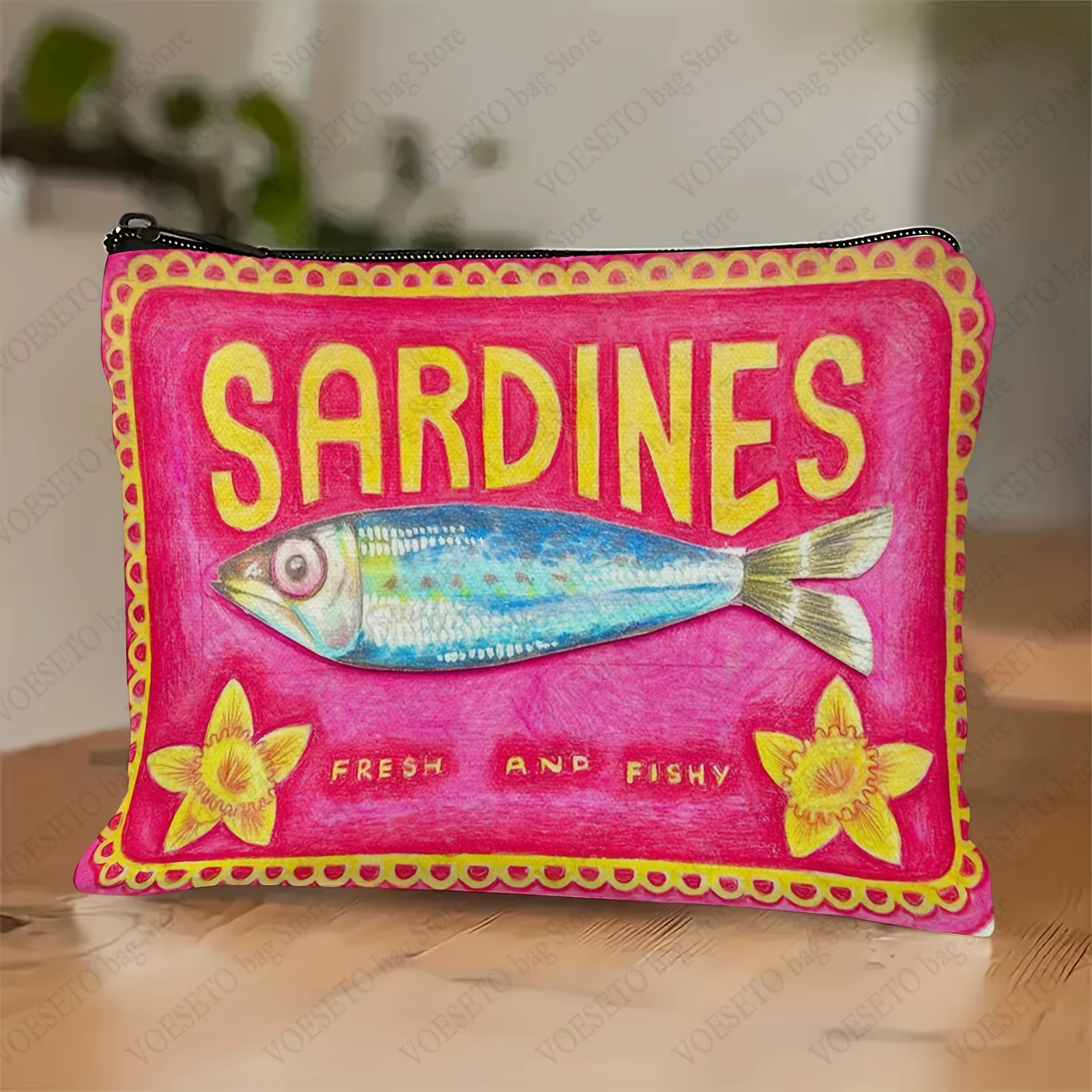 Trousse à cosmétiques de sardine gastronomique, portefeuille de poisson d'huile d'olive réaliste, trousse de maquillage pour femmes, trousse à crayons accessoire thème alimentaire aquarelle