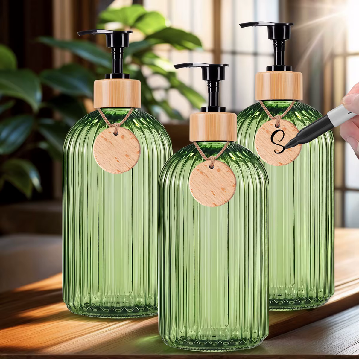 Bouteilles de savon de douche de salle de bain vertes avec étiquette vide