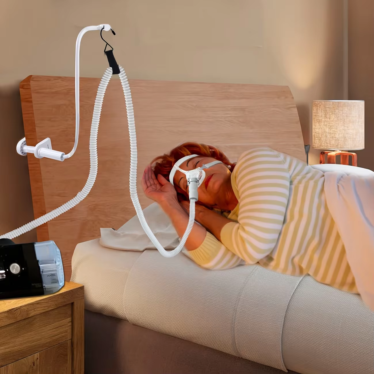 Un support de tuyau à fixer au lit, empêchant les enchevêtrements et les blocages, maintient le tuyau d'air en l'air, éloigné du visage et des bras, pour un sommeil réparateur.