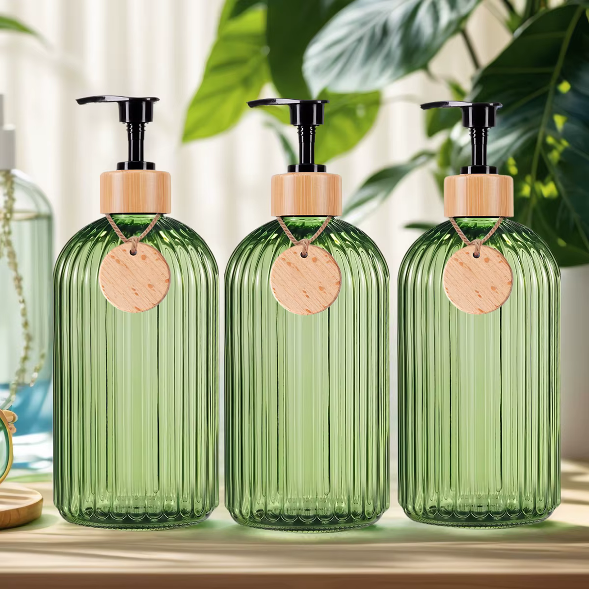 Bouteilles de savon de douche de salle de bain vertes avec étiquette vide
