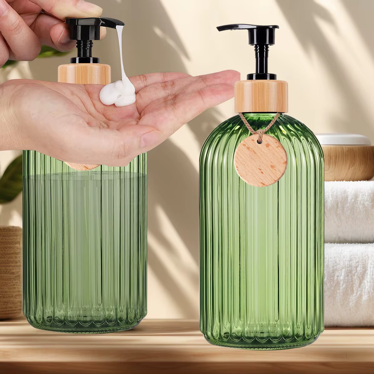 Bouteilles de savon de douche de salle de bain vertes avec étiquette vide