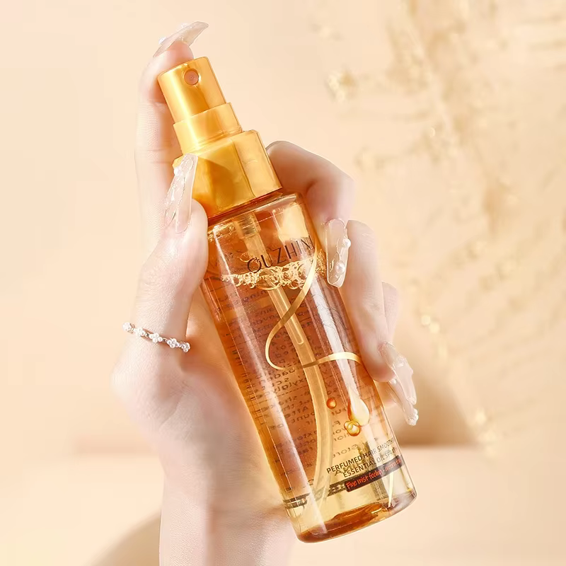 Le spray d'huile essentielle de soin capillaire nourrissant en profondeur peut augmenter la brillance et améliorer la