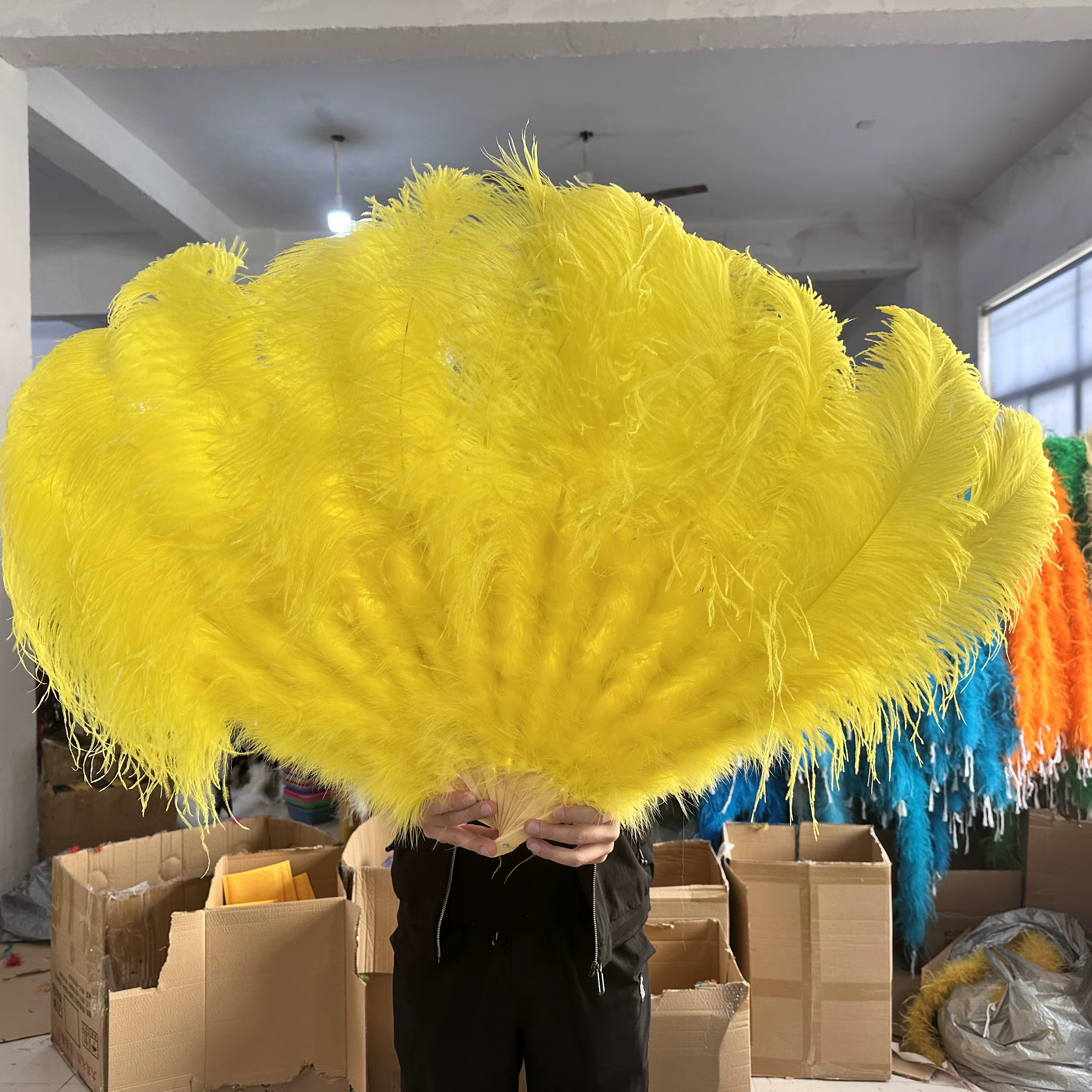 Grands éventails jaunes en plumes d'autruche, éventail pliable à main pour danse, différents Styles, accessoires de fête, spectacle sur scène