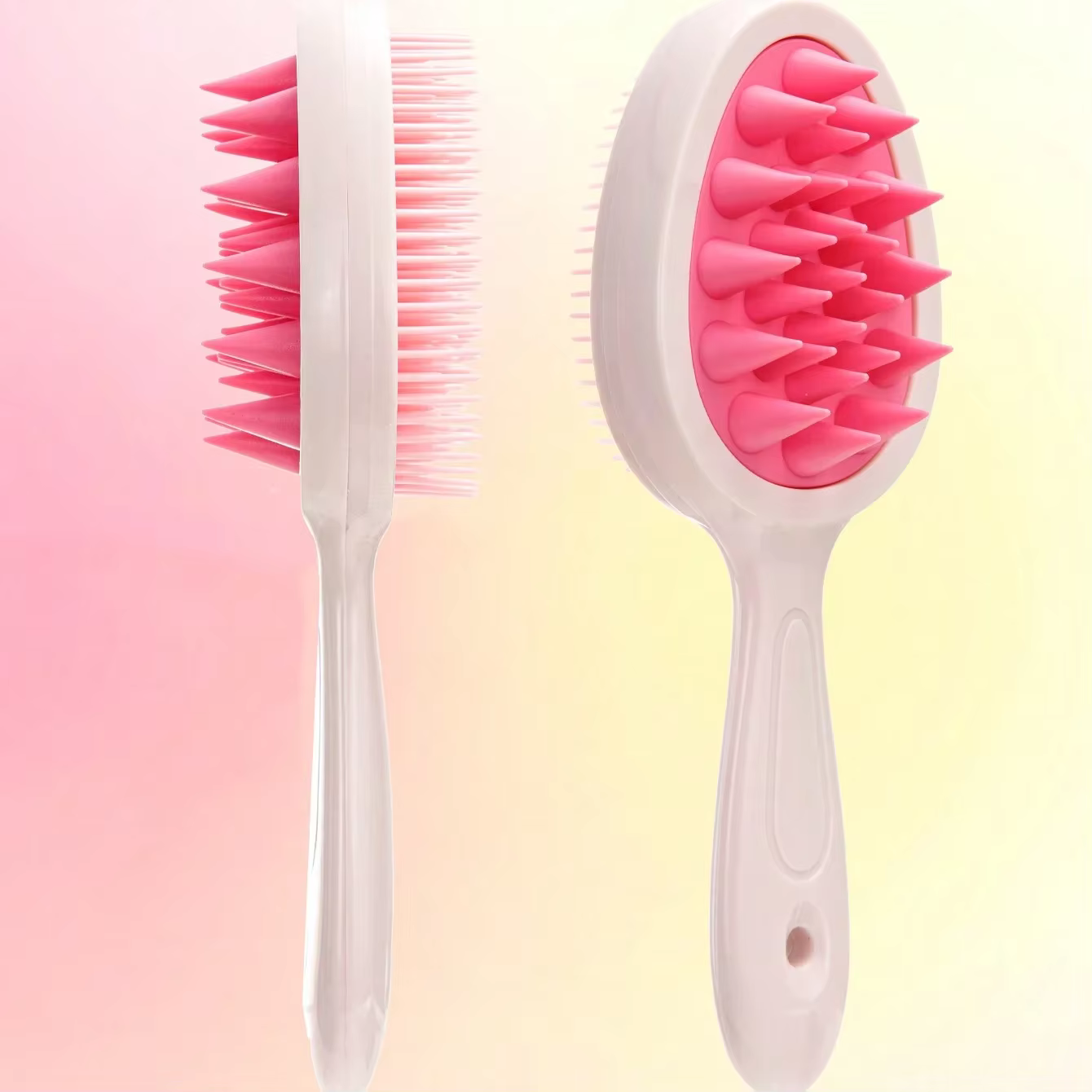 Brosse de massage du cuir chevelu à double denture et manche long en silicone pour un nettoyage en profondeur et démêlage des cheveux humides ou secs