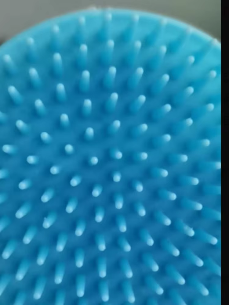 Brosse de massage et de lavage pour le cuir chevelu