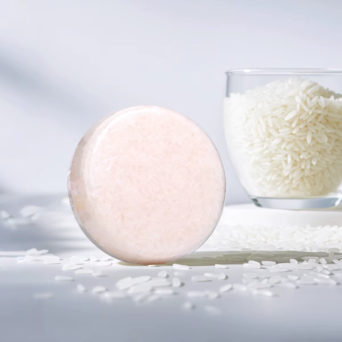 Lavage à l'eau de riz solide pour cheveux